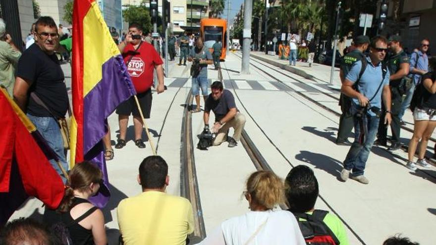 Un nutrido grupo de manifestantes ha ocupado la vía en protesta.