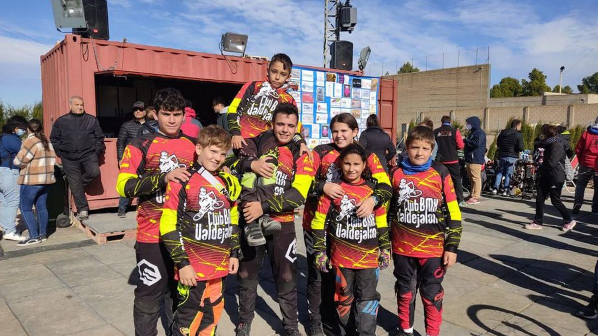 Siete componentes del Club BMX de Valdejalón en la Copa Aragón. | SERVICIO ESPECIAL