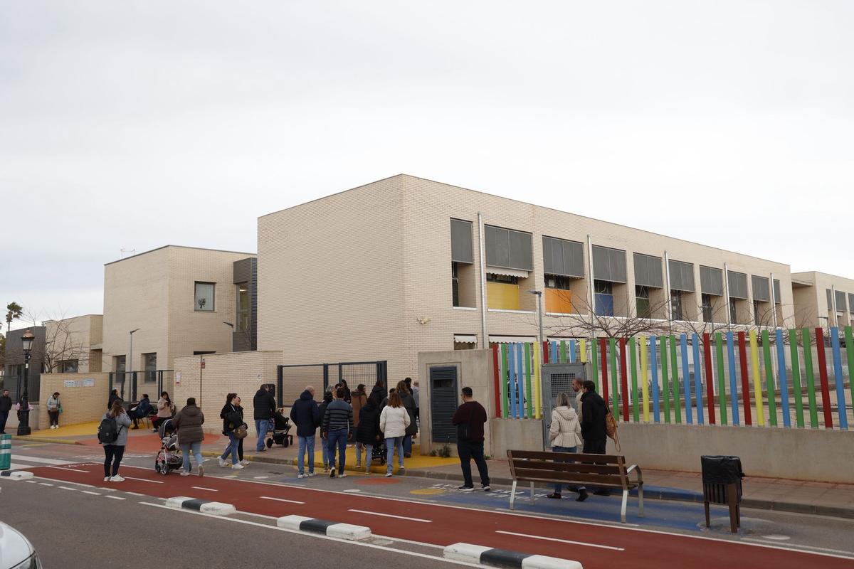 Padres esperando a la salida de sus hijos del colegio de Rafelbunyol que deben desalojar por las grietas.