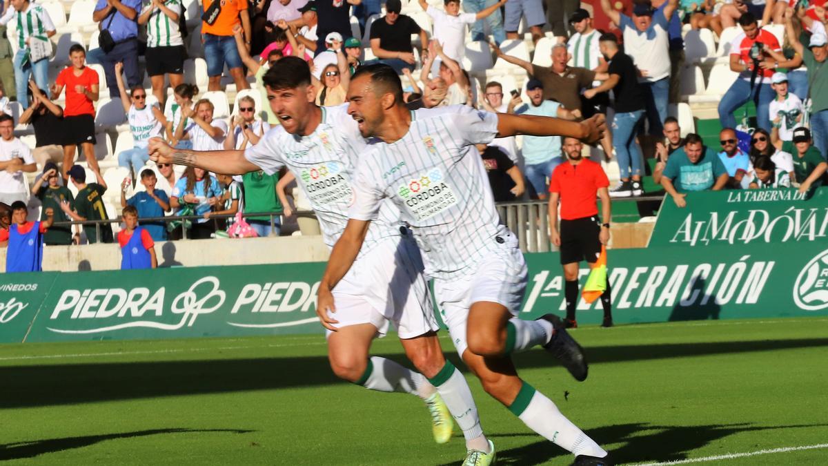 Javi Flores y De las Cuevas celebran el gol de este al Algeciras, esta temporada en El Arcángel.