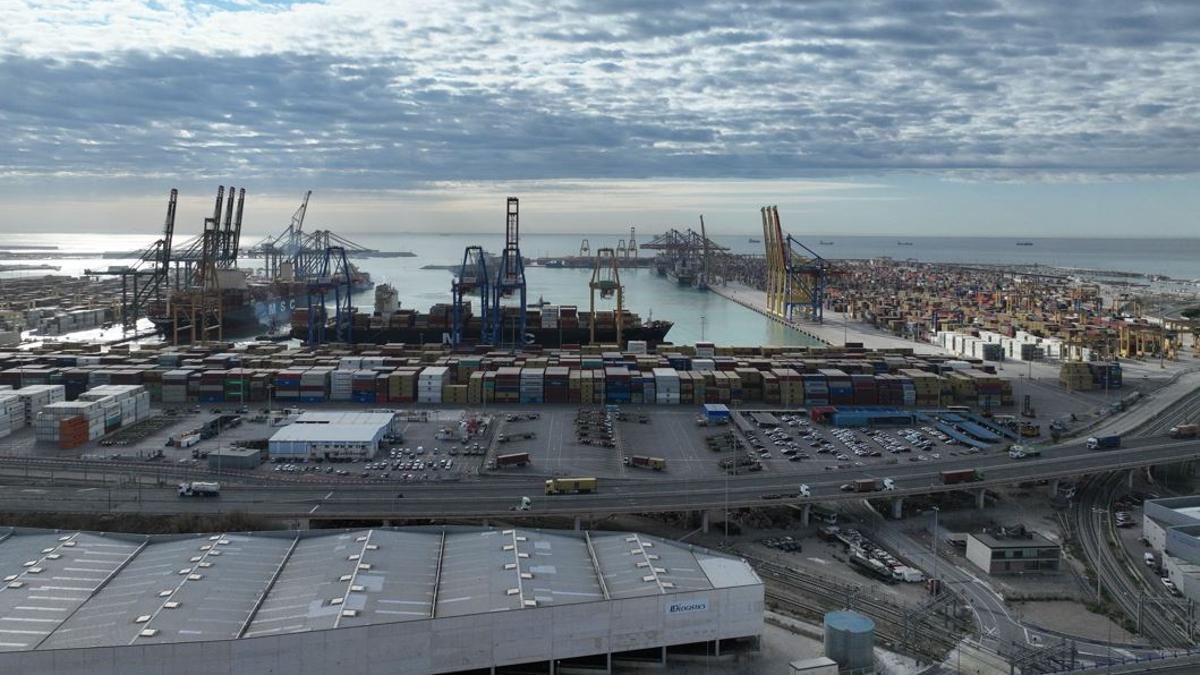 Paltaforma logística en el puerto de València.