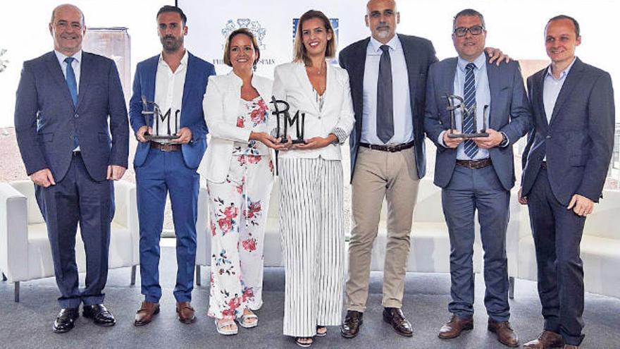 De izq., a dcha., Pedro Ortega, Juan Manuel Florit, Gabriela Brieba, Haridian Cañete, Claudio Adamo, Sergio Hernández y Jörg Zangen, ayer, en el Auditorio Alfredo Kraus.