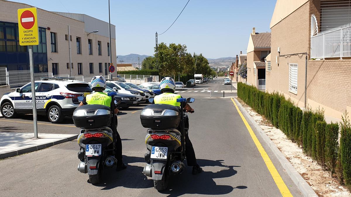 Agentes de la Policía Local de Petrer durante una vigilancia en moto.