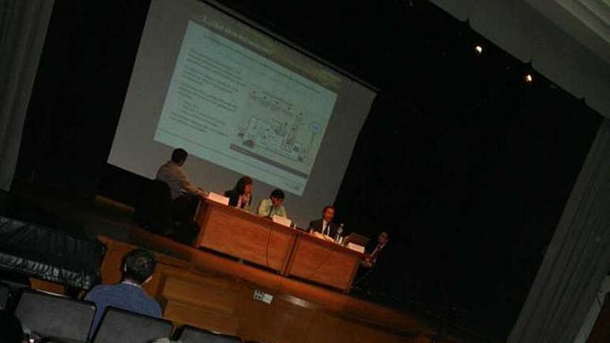 Imagen de la reunión informativa entre la empresa y los ciudadanos en Monóvar