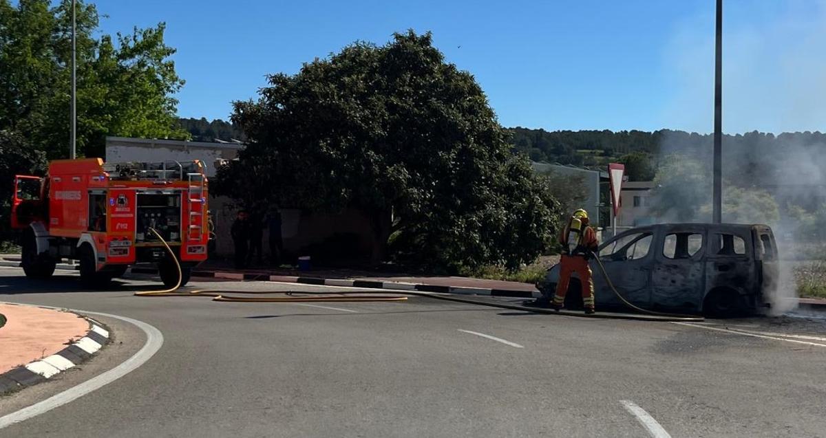Extinción del vehículo incendiado en la rotonda de entrada a Anna.