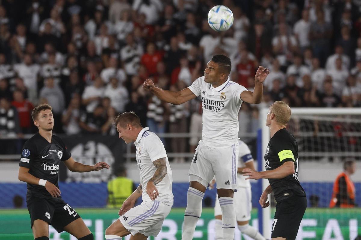 HELSINKI (FINLANDIA), 10/08/2022.- El centrocampista brasileño del Real Madrid Carlos Casemiro (2d) despeja un balón junto a Sebastian Rode (d), del Eintracht Frankfurt, durante la final de la Supercopa de Europa que disputan Real Madrid y Eintracht Frankfurt hoy miércoles en el Estadio Olímpico de Helsinki. EFE/Chema Moya