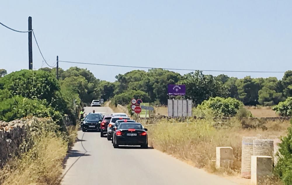 Verkehrschaos am Naturstrand Es Trenc