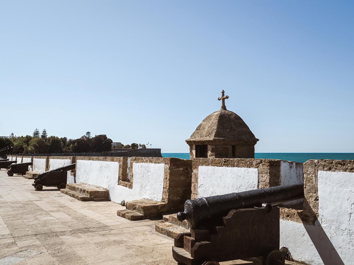 Parte de las antiguas murallas de Cádiz