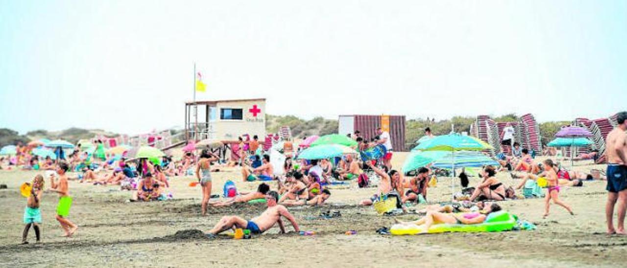 Numerosos ciudadanos disfrutaron de Playa del Inglés el pasado fin de semana.