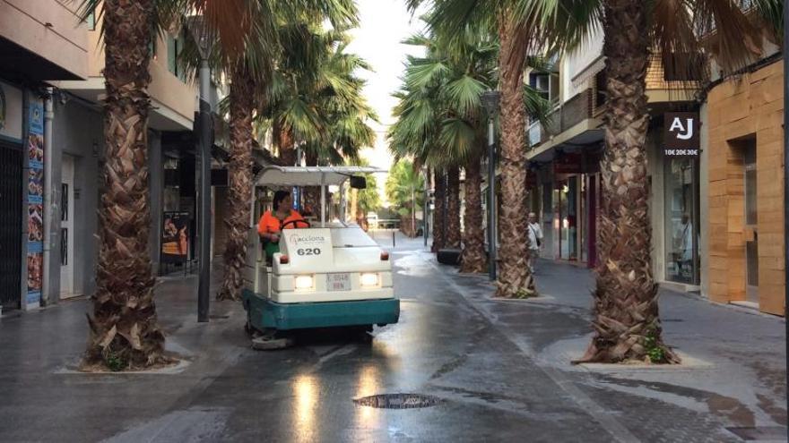 Imagen de la limpieza viaria en el centro de Torrevieja/ Foto D. Pamies