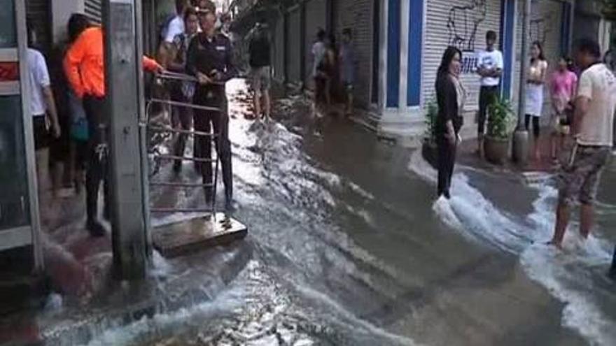 Tailandia trata de salir a flote de las peores inundaciones en una década