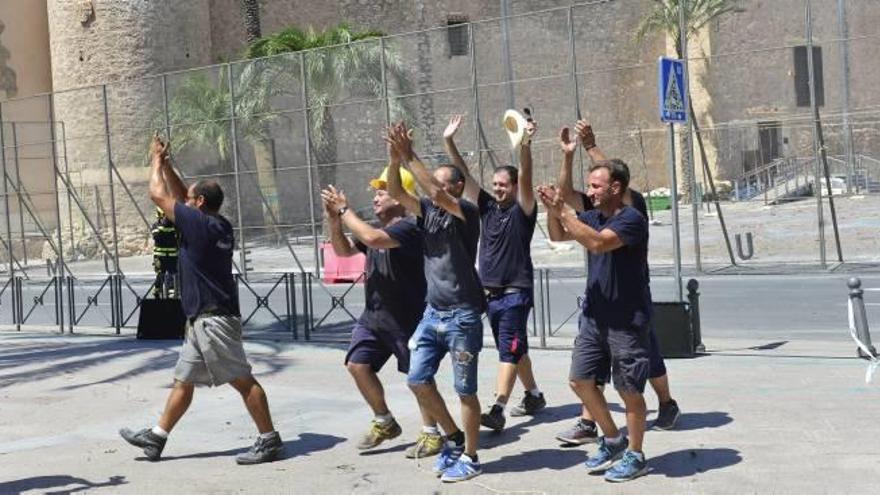 El equipo de la Pirotecnia Turís recibe la felicitación del público tras la mascletà, ayer.