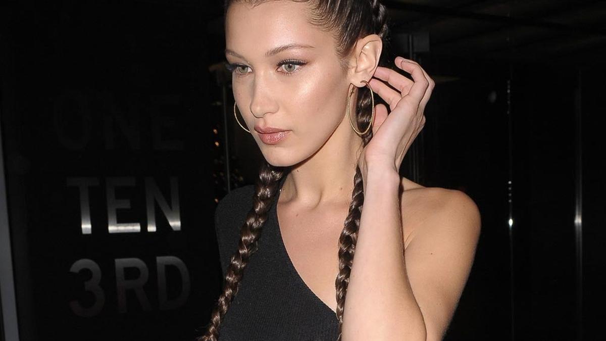 BellaHadid con dos trenzas