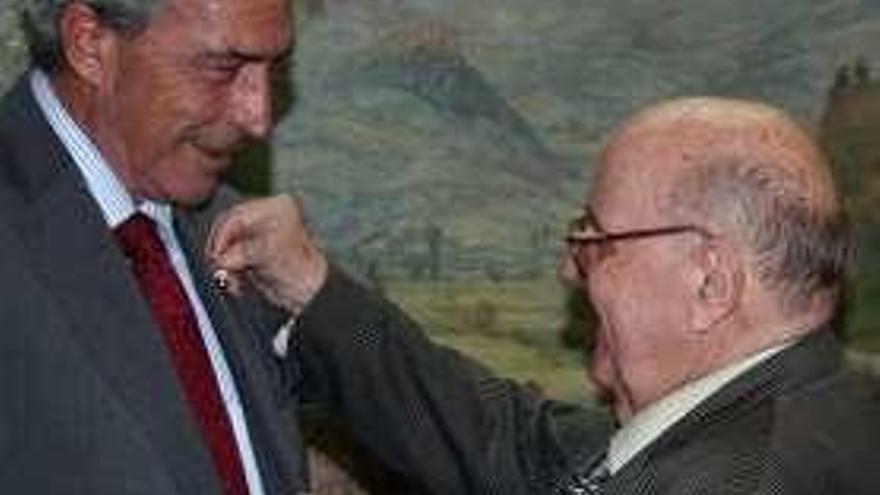 Cosme Sordo entrega a Álvaro Muñiz la &quot;Manzana de oro&quot; del Centro Asturiano de Madrid en mayo de 2009