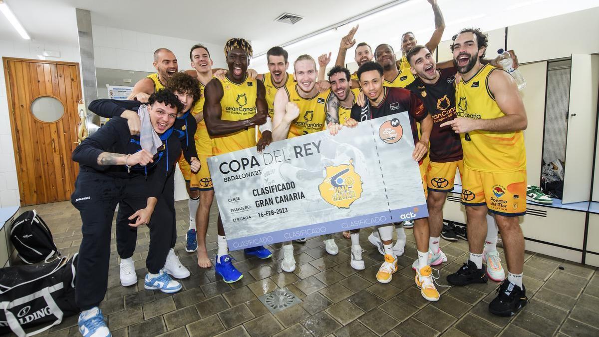 Los jugadores del Gran Canaria posan con el billete para la Copa que lograron en Badalona.