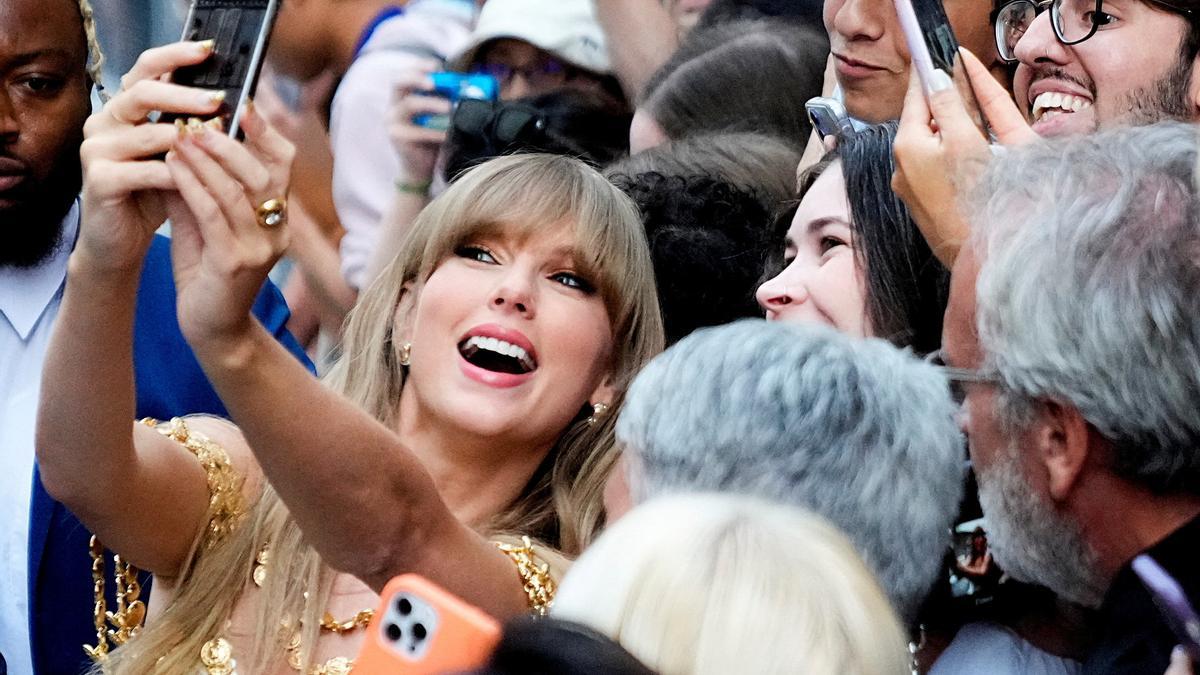 Taylor Swift se hace un 'selfie' con un fan en el Festival de Cine de Toronto.