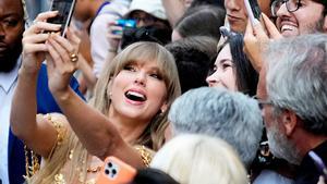 Taylor Swift se hace un selfie con un fan en el Festival de Cine de Toronto. 