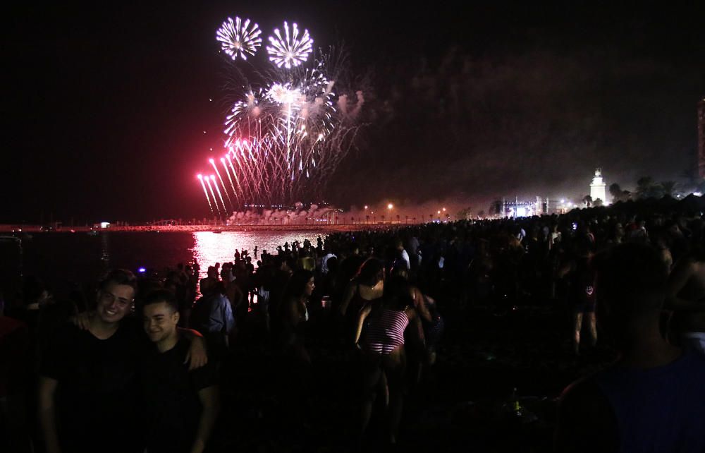 Como es tradición, el espectáculo pirotécnico da paso a días de fiesta en Málaga. Y como cada año, cientos de jóvenes siguieron los fuegos desde la playa de La Malagueta