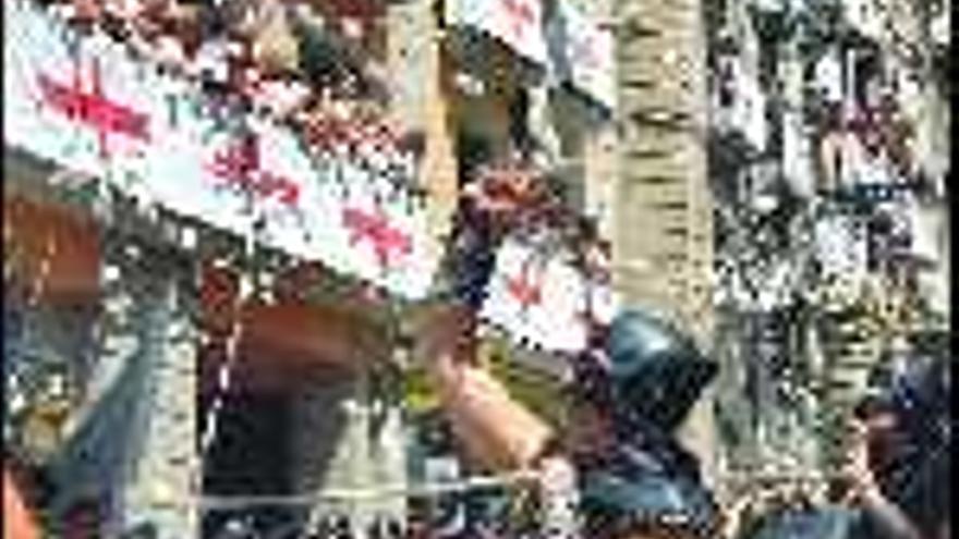 Imagen de

 los balcones abarrotados de espectadores durante el recorrido de la Entrada Cristiana