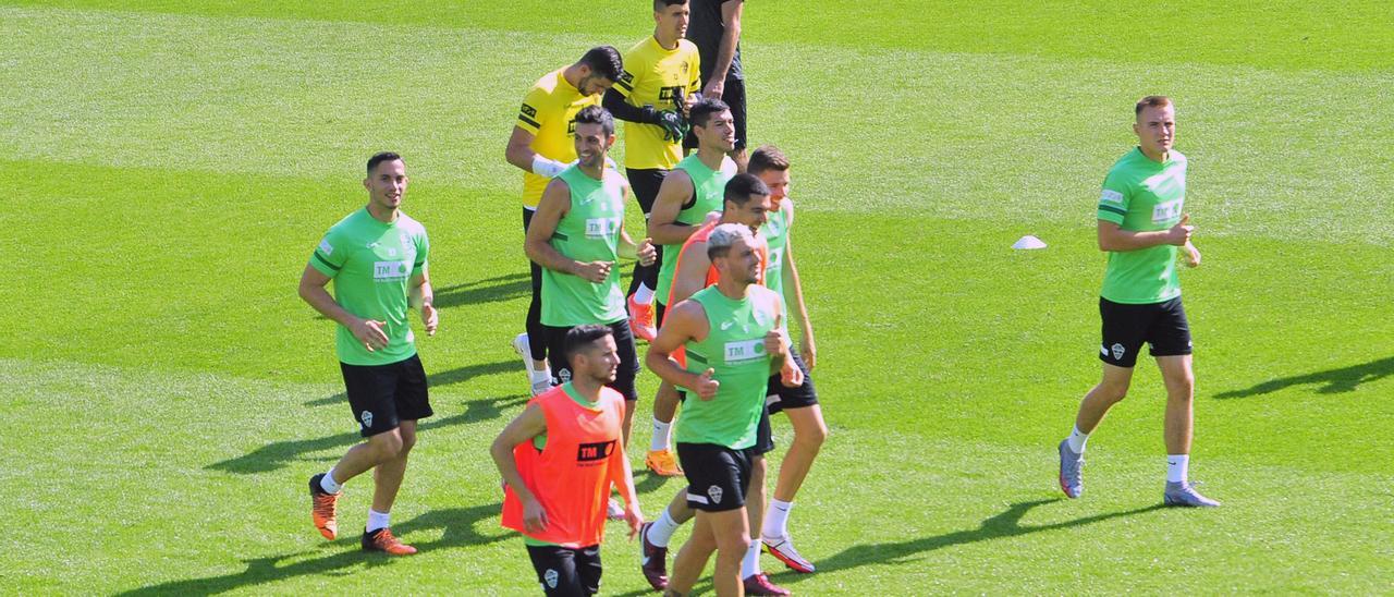 Los jugadores del Elche, durante un entrenamiento