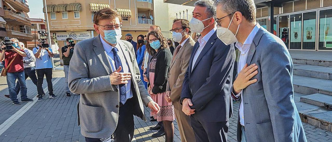 El presidente de la Generalitat, Ximo Puig, saludando a los consellers a su llegada a Guardamar. TONY SEVILLA