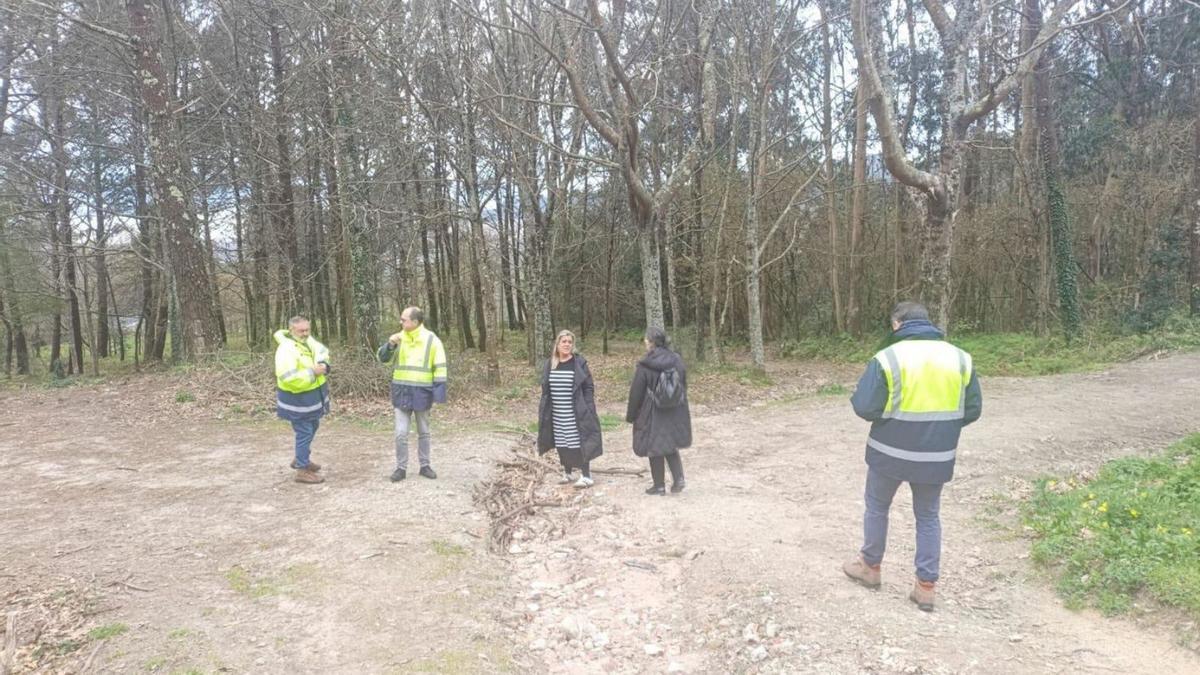 La edil Sagrario Martínez, con técnicos municipales y de Infraestruturas.