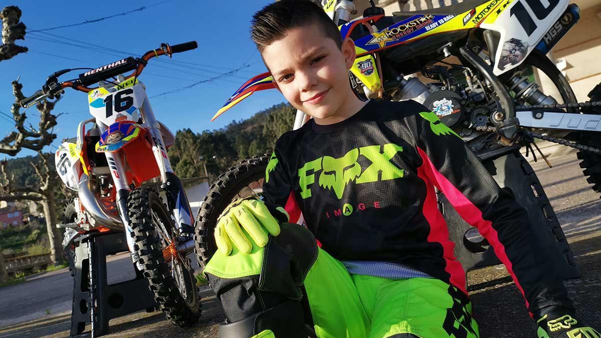 El pequeño Íker, de 8 años, con sus motos de motocross