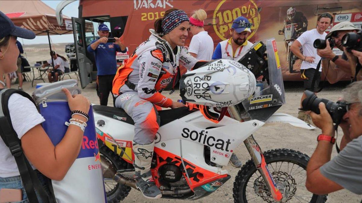 Laia Sanz, eufórica en la meta final del Dakar 2019