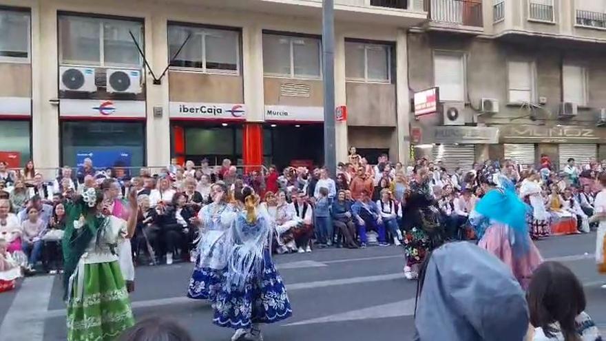 Una lluvia de arroz y una explosión de música salpica a los espectadores de la mano de la asociación cultural folklórica de Calasparra