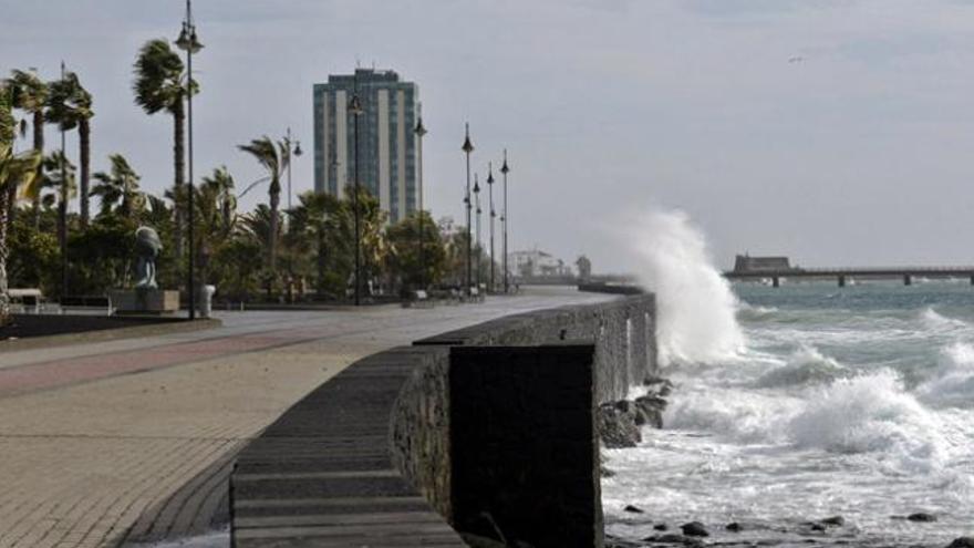 Imagen del oleaje ayer en la avenida del parque temático de Arrecife. | adriel perdomo