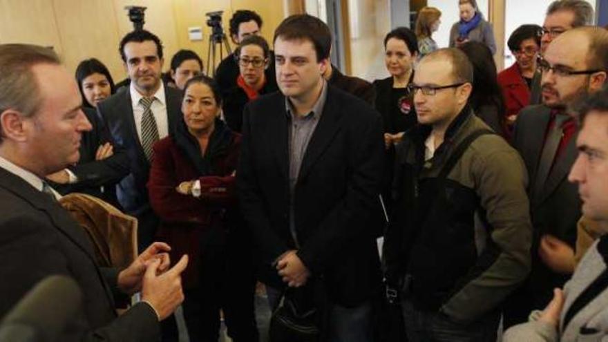 El presidente de la Generalitat, Alberto Fabra, con periodistas de Alicante.