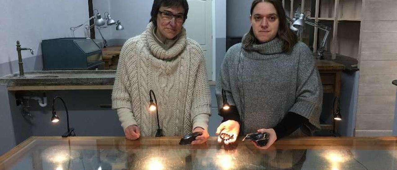 María Pérez y Alba García, en el aula divulgativa sobre el azabache, en Villaviciosa.