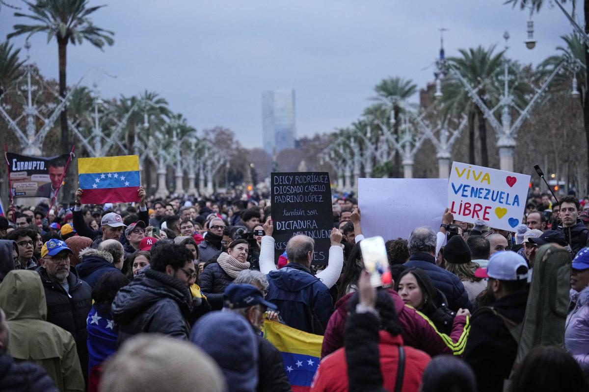 Concentración de la comunidad de Venezuela en Barcelona tras el ataque militar de EE.UU y la detención del presidente venezolano, Nicolás Maduro, y su mujer, Cilia Flores. EFE/ Alejandro García