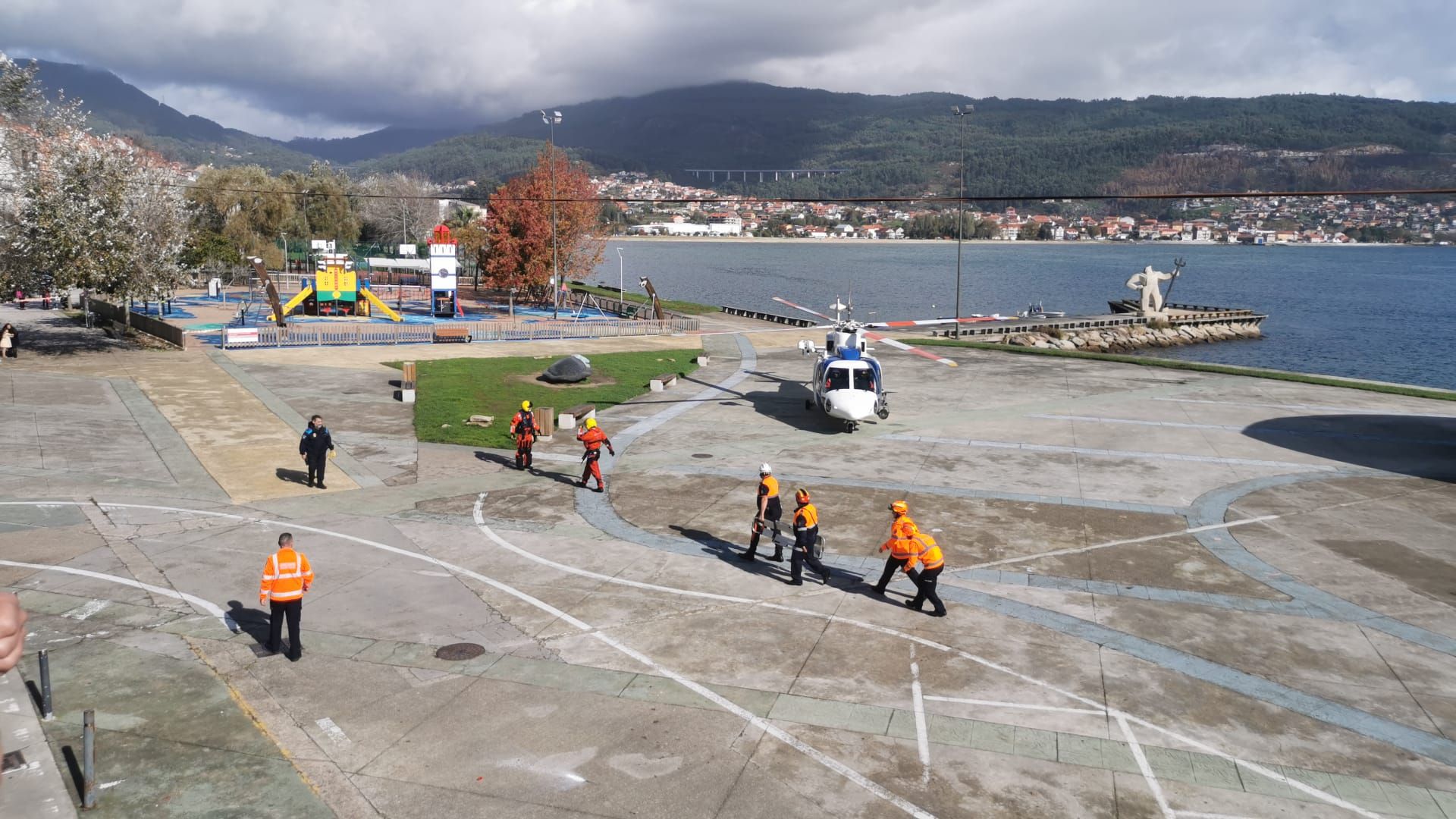 Escenas del simulacro de rescate frente a Moaña.