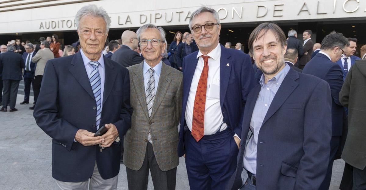 Francisco Sogorb, exjefe de Cardiología del Hospital General de Alicante; Juan Caturla, exjefe de UCI del mismo centro; Antonio Server, exjefe de Documentación Clínica y Admisión; y Enrique de Madaria, especialista en Aparato Digestivo del mismo centro, «Importante» el pasado año.