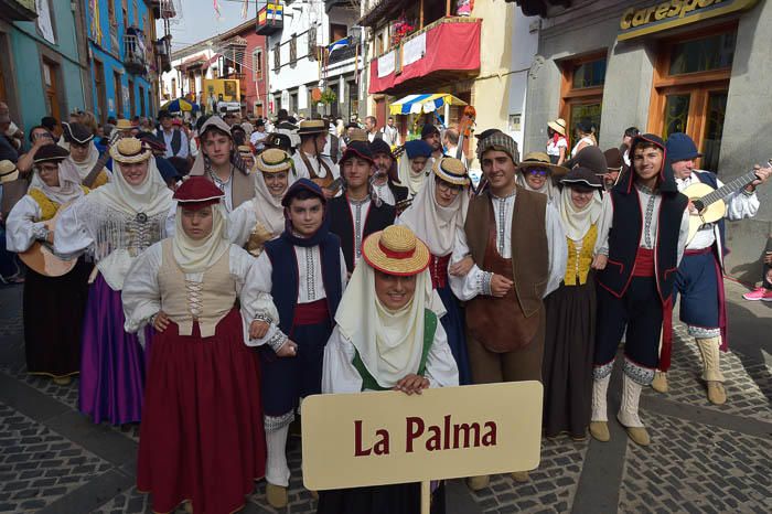 Carretas y grupos en la romería del Pino