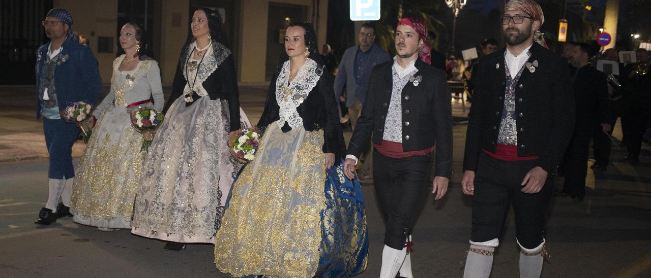 Celia Gorrita, al centro, con miembros de la junta directiva de la JLF de Xàtiva en la Ofrena 2024.