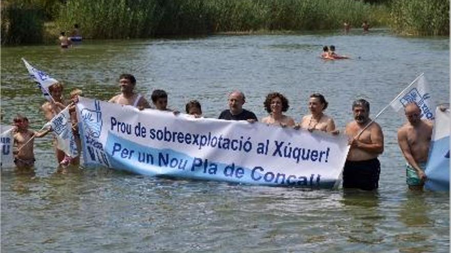 Miembros de Xúquer Viu en el baño reivindicativo de ayer en Antella.