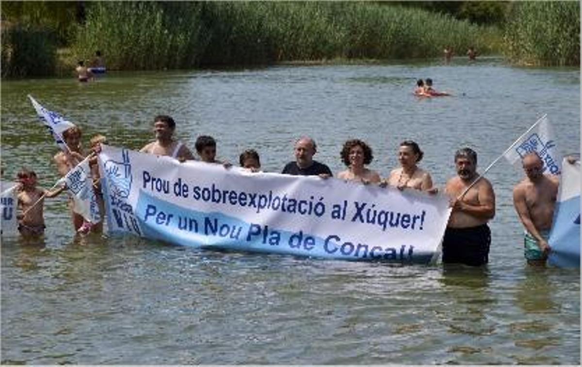Miembros de Xúquer Viu en el baño reivindicativo de ayer en Antella.