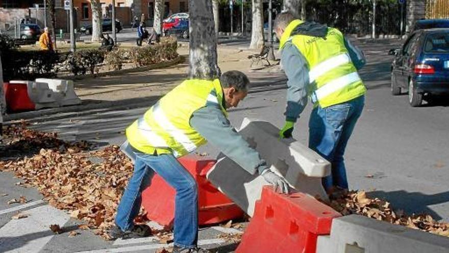 Operaris retirant les tanques que impedien fer un gir cap a l&#039;esquerra a l&#039;entrada de la plaça Espanya