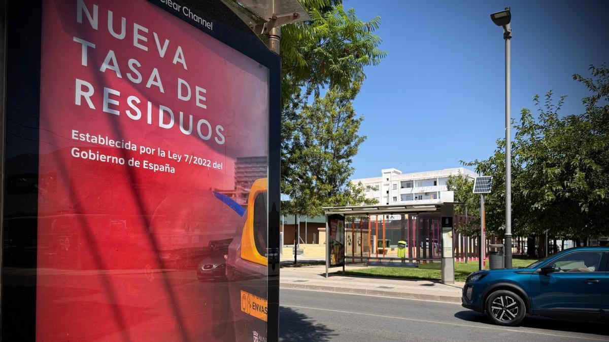 Mupi sobre la tasa de basuras en Torrent.