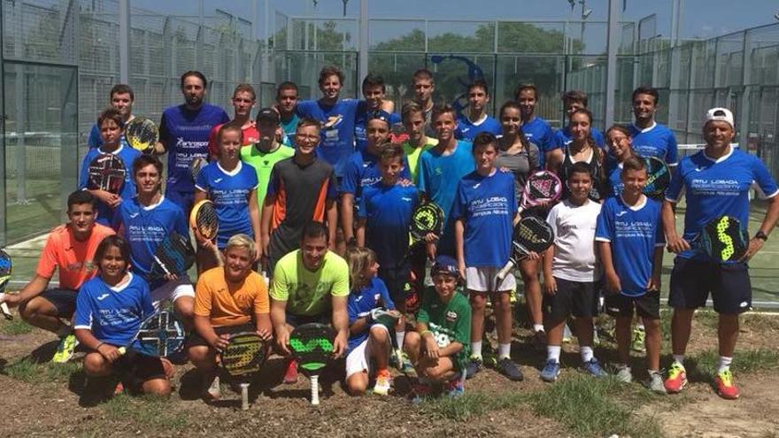 Un grupo de menores padelistas en la Academia de Pitu Losada en Alicante