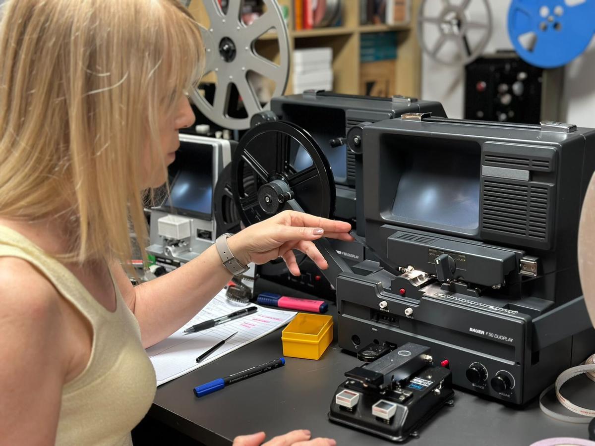 La profesional Nena Pulido, trabajando en la preparación de las películas de Paco Rabal para digitalizar