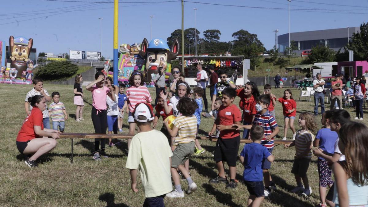 Los más pequeños disfrutan en torno al balancín instalado en el prau de las fiestas. | Fernando Rodríguez