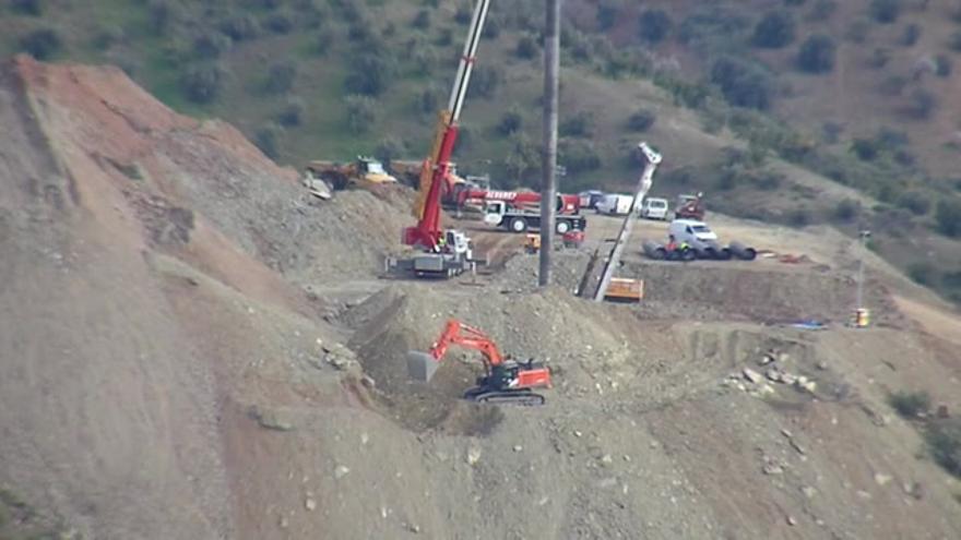 Comienza de nuevo el entubado del túnel construido para rescatar a Julen