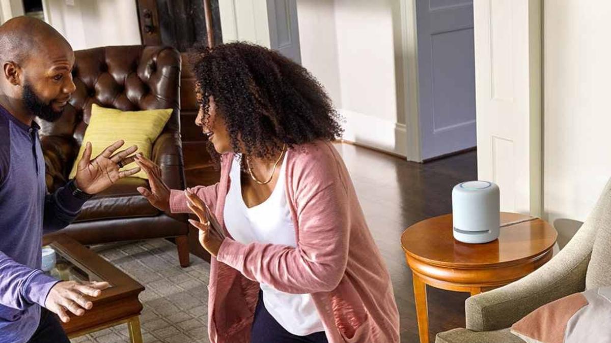 Gente bailando en casa con Alexa