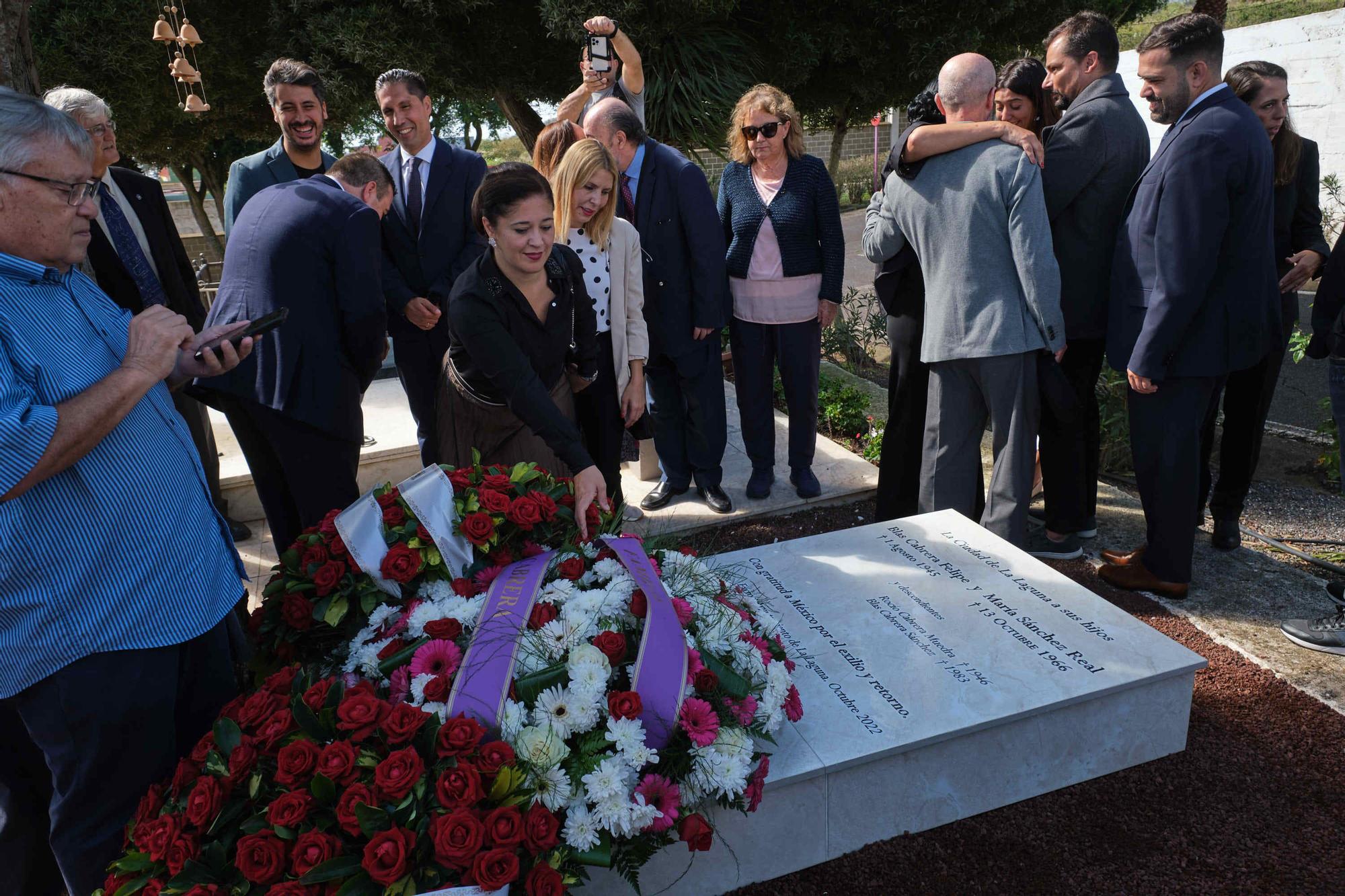 Entierro de los restos recuperados del físico Blas Cabrera Felipe en el cementerio de San Luis, La Laguna