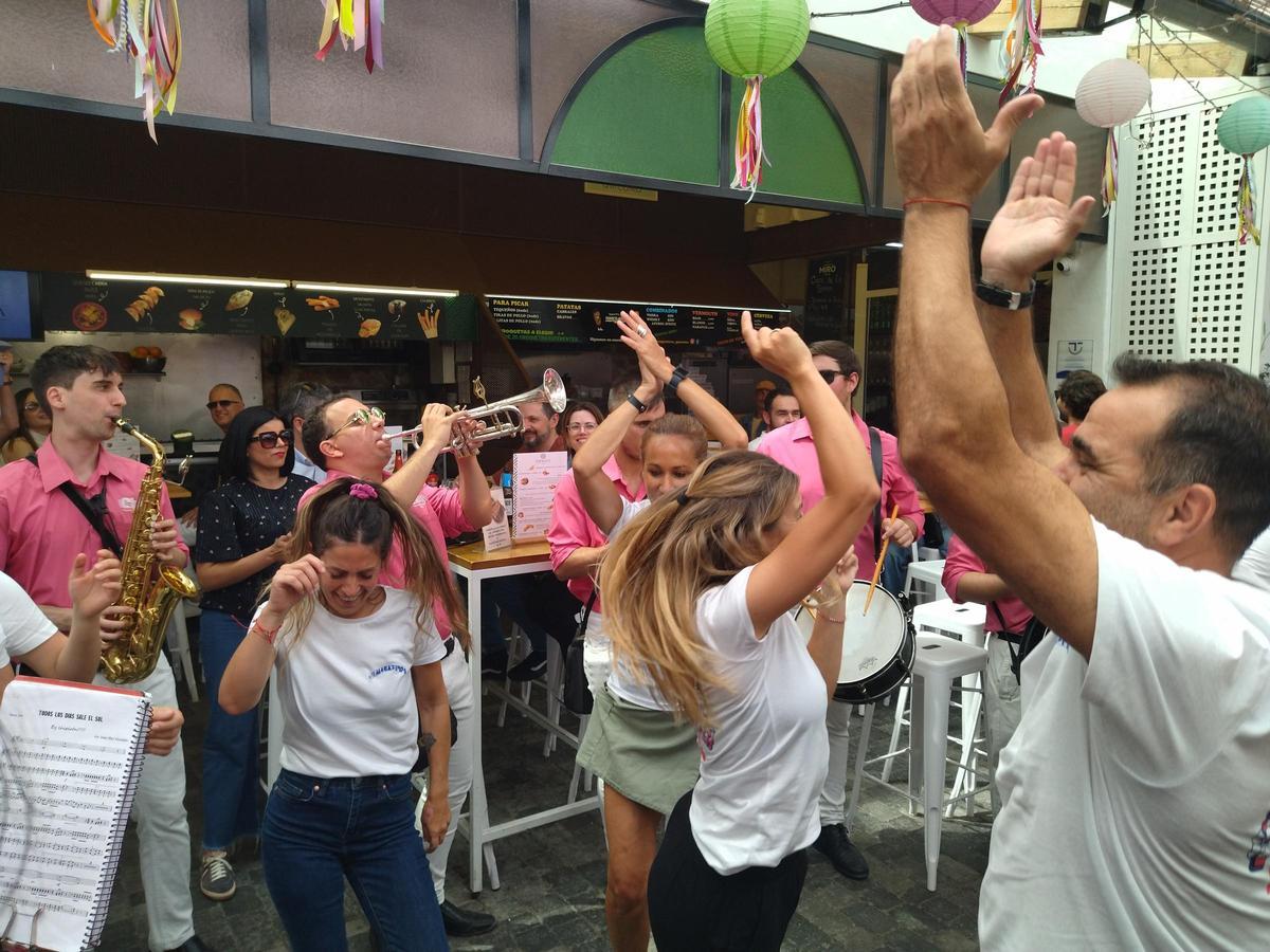 Fiesta y música en una calle que es un mundo de sabores