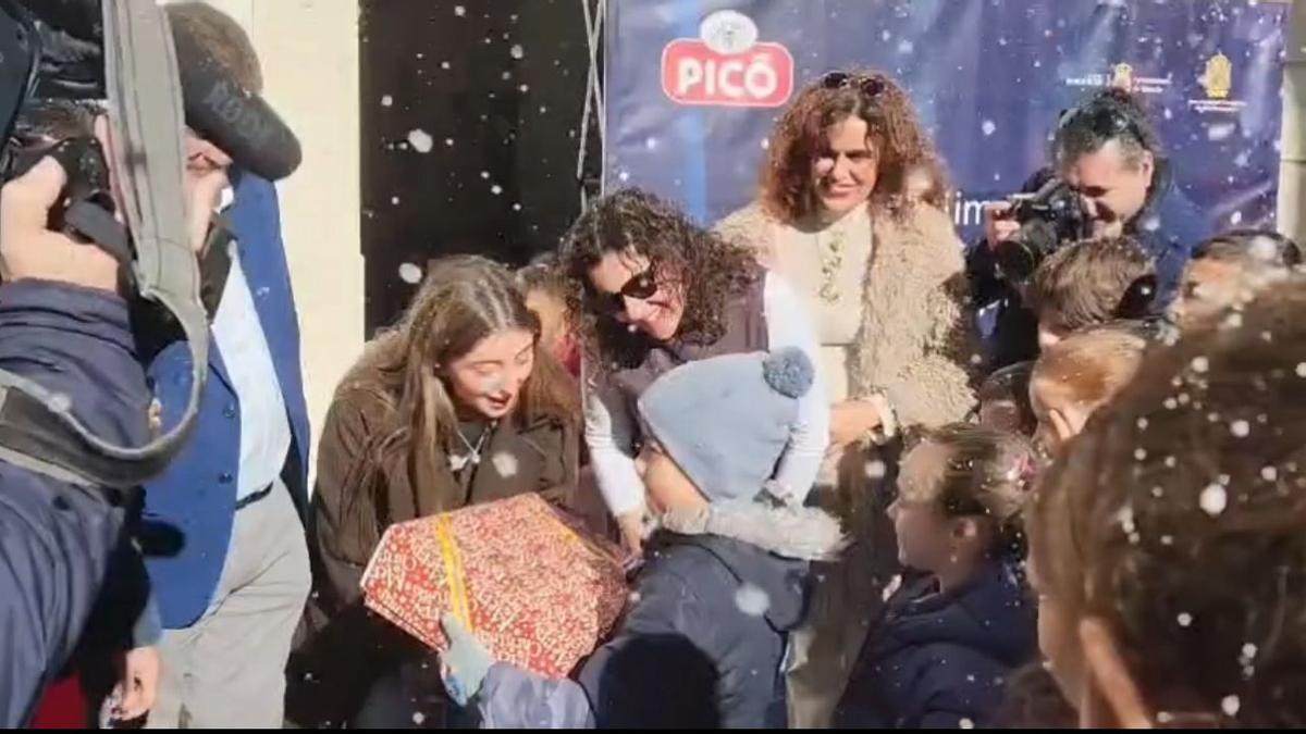Eiden Moreno recibe su regalo entre la nieve de Murcia.