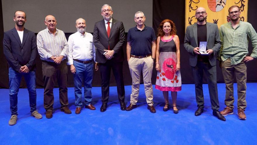 Joaquín Rubio, presidente de Limonar de Santomera (2do dcha.) junto con el anterior presidente, Rafael Sánchez (tercero izqda.) y el alcalde de la localidad, Víctor Martínez (cuarto izqda.), y miembros de la cooperativa.  | EL LIMONAR